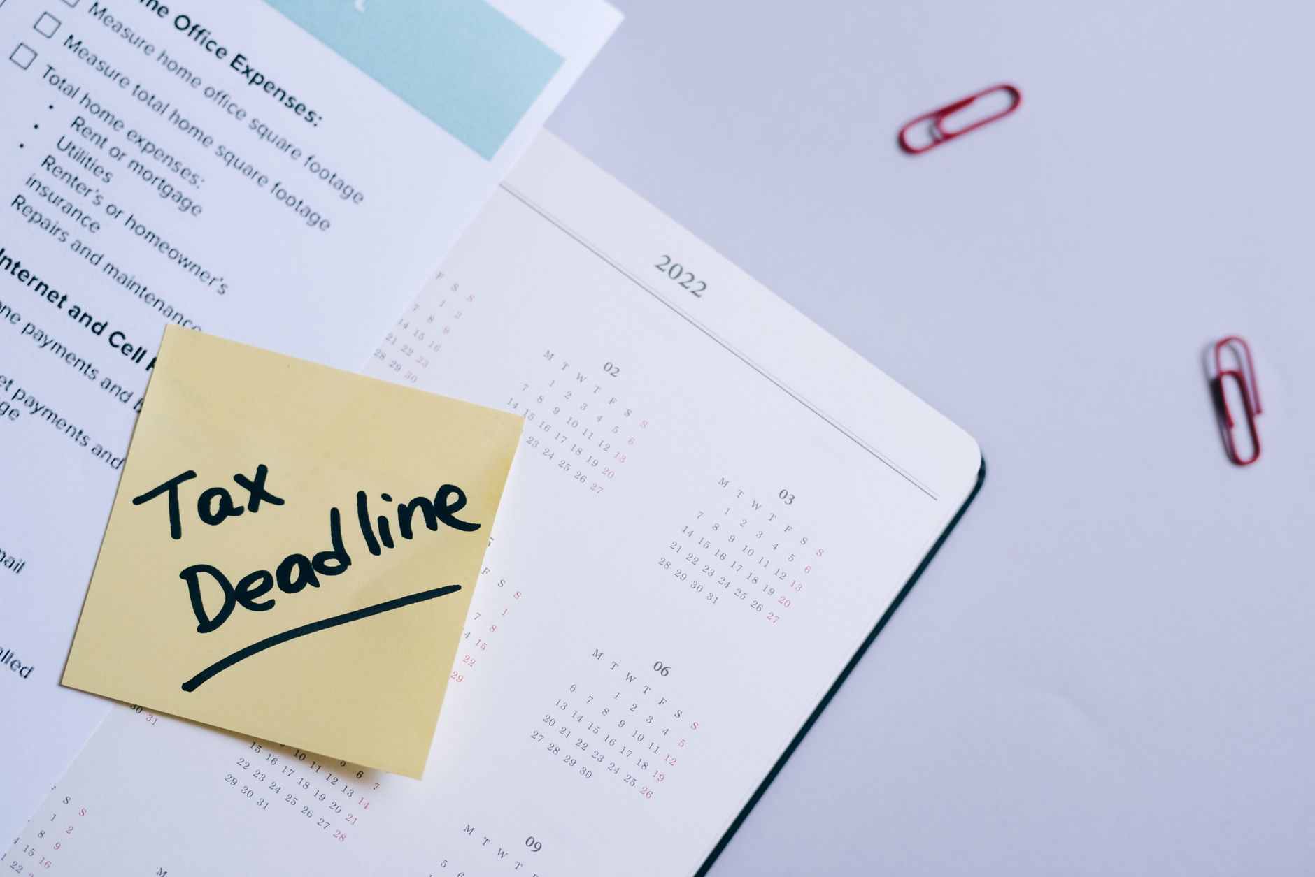 A calendar marked with the April deadline for making a 2026 Roth IRA contribution