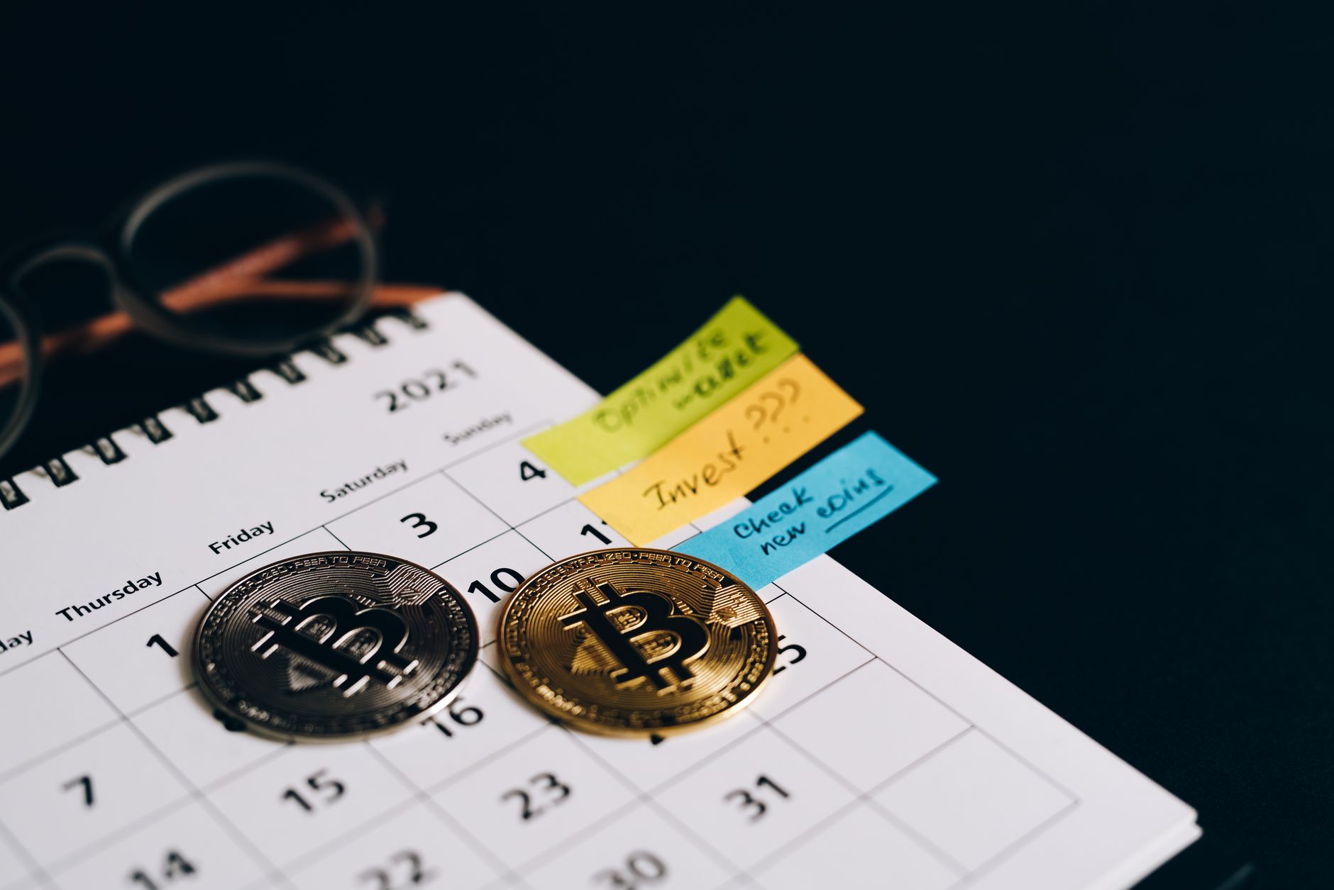 A calendar page flips from day 364 to day 365 beside a growing investment chart showing the tax advantage of long-term holding